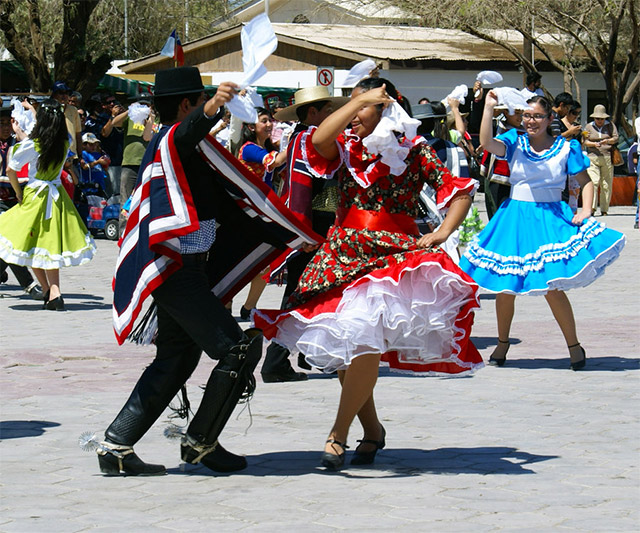 Pareja de jóvenes bailando la cueca tradicional o cueca huasa.