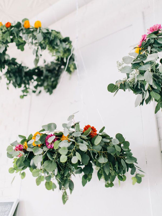 Coronas de flores con hojas colgantes.