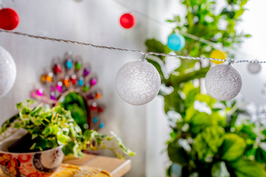 detalle de guirnaldas de luces, aportan luz cálida y ambiente