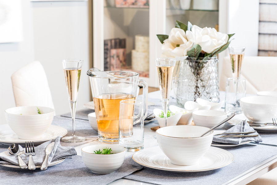 mesa con vajilla, servilletas, platos y tazas dispuesta para un cumpleaños