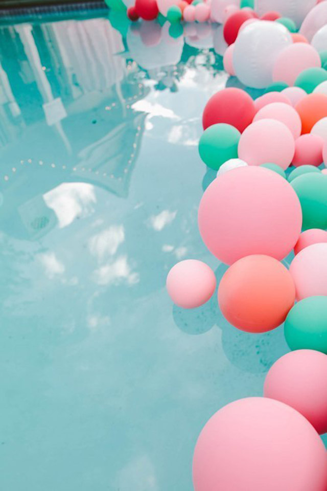 Piscina decorada con globos de colores.