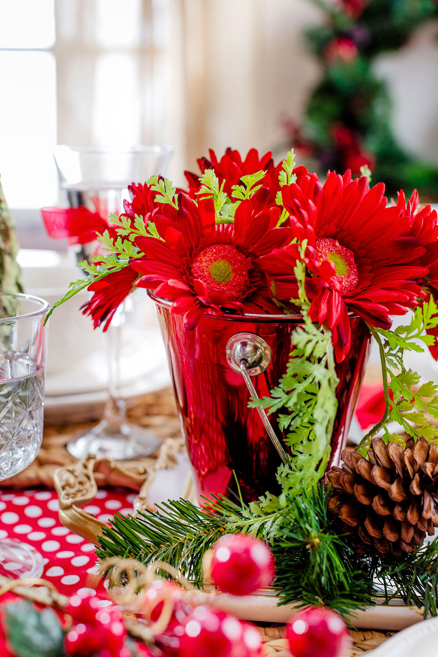 cubeta roja con flores rojas como centro de mesa