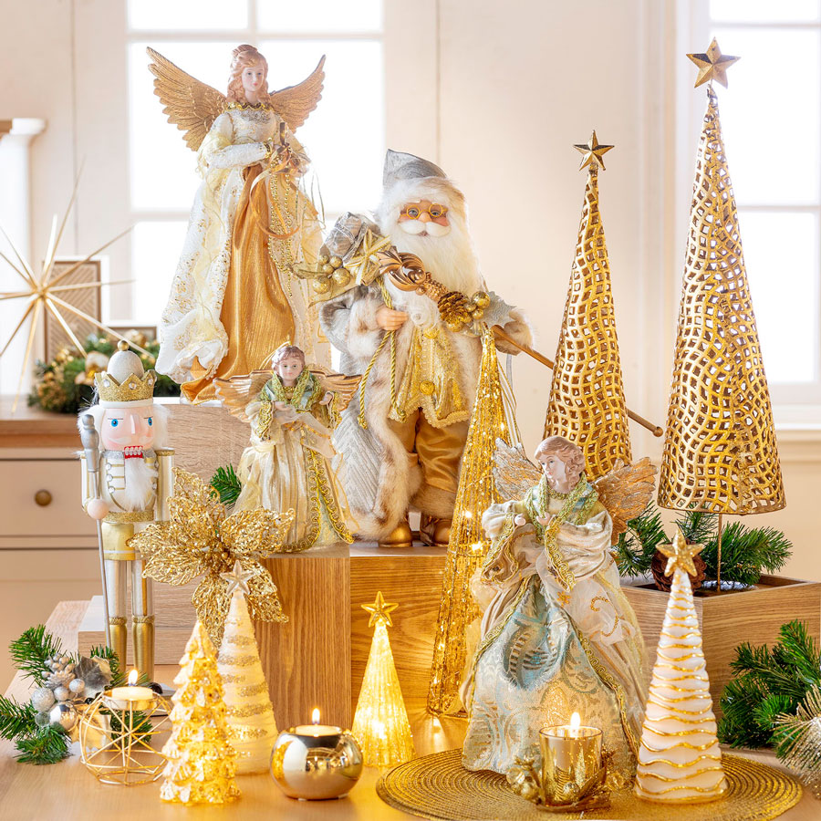 estatuas, figuras y otras decoraciones con colores dorados para una navidad glam