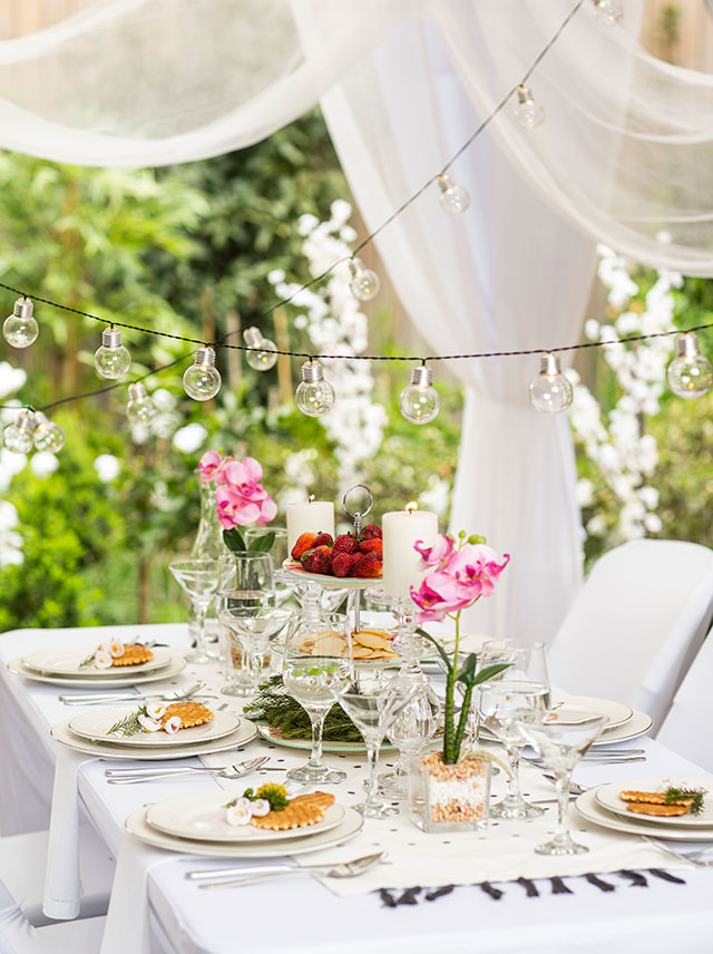 Mesa en el jardín con copas y vasos de vidrio Homy