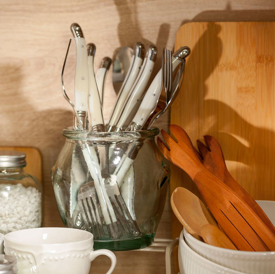 una mesa muy hygge para invitar set cuchilleria blanco