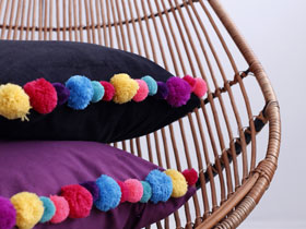 Cojines decorados con pompones