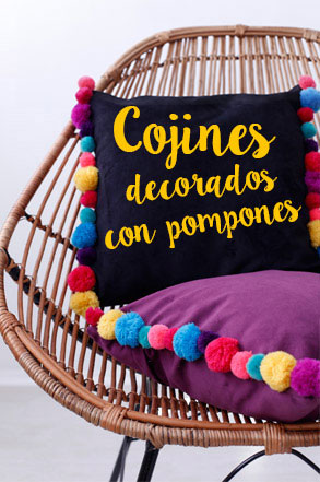 Cojines decorados con pompones