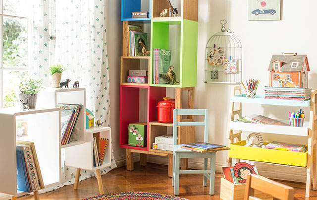 Mueble infantil con cajones plásticos de colores