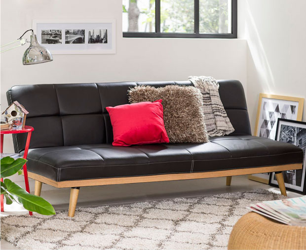 los mejores consejos para decorar espacios pequenos futon nordico negro