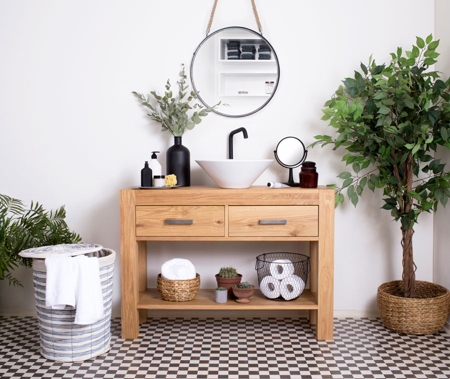 Baño con pared blanca, lavatorio de madera con lavamanos de cerámica blanco