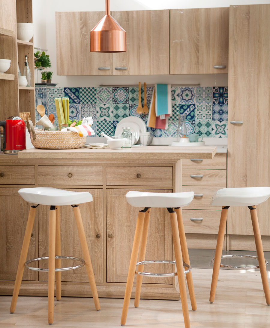 cocina color madera con adhesivos estilo cerámicas de distintos colores, forma fácil de decorar muros