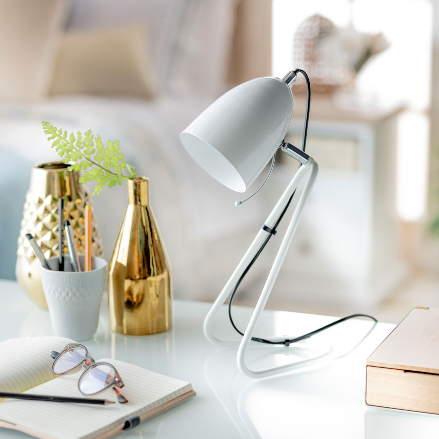 Detalle de escritorio con lámpara de mesa color blanco minimalista