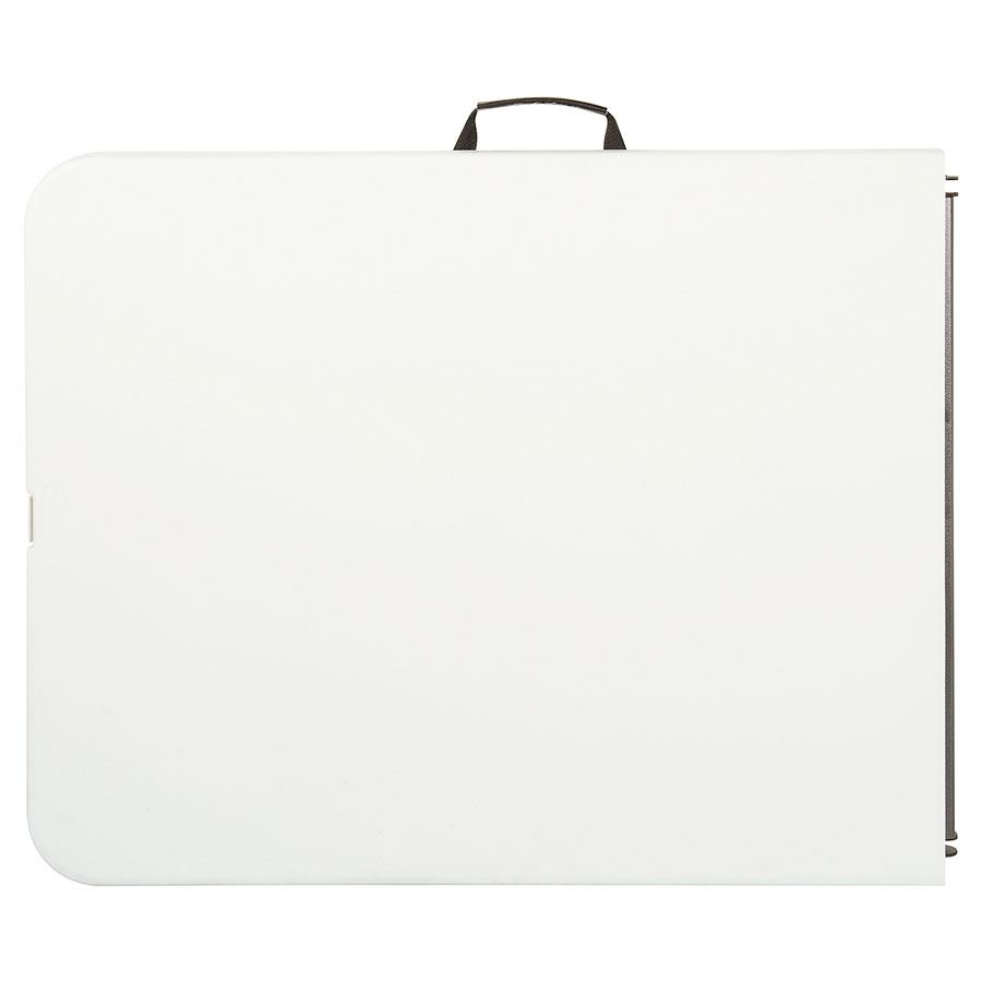 Foto de mesa plegable color blanco doblada. Cuenta con un sujetador a un costado para facilitar su transporte.