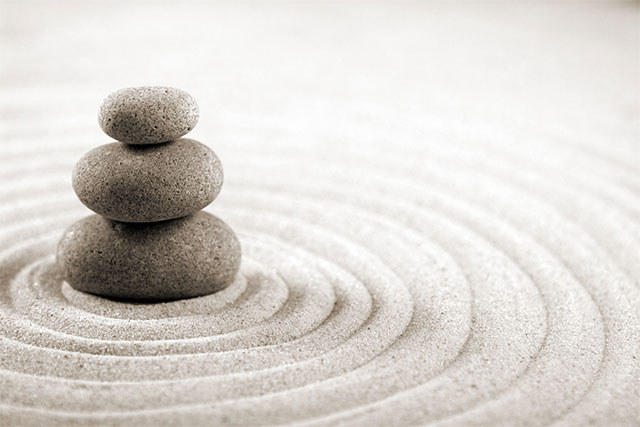 Detalle de piedras en jardín zen.