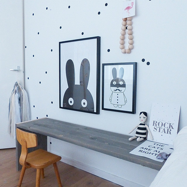 El clásico blanco y negro sigue entre las tendencias. Si bien esta combinación no es tan infantil, basta con que apliques detalles en color para lograr un ambiente moderno y entretenido.