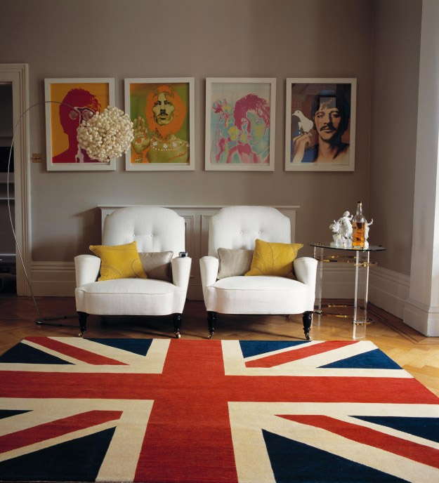 Sala de estar con dos sitiales de tela blancos y patas torneadas de madera negras. Sobre la pared, detrás de los sitiales, enmarcados los cuatros retratos que realizara Avedon en 1967 a John, Paul, George y Ringo. La alfombra de la habitación es la bandera británica.