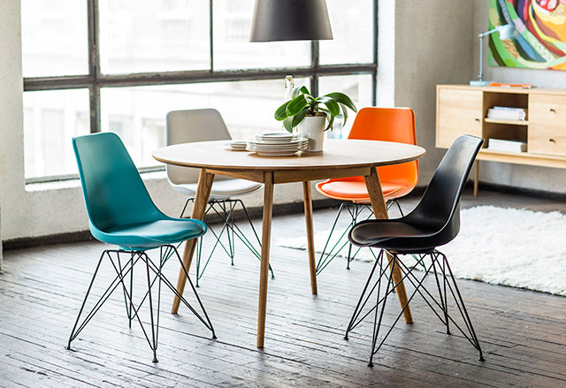 Comedor con sillas Eames de colores