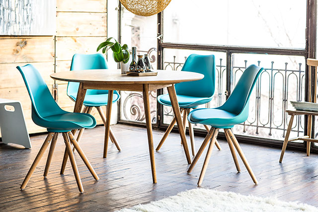 Comedor con sillas Eames.