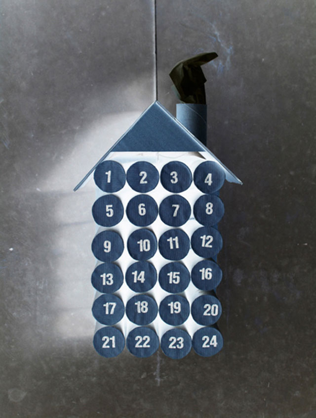 Casita calendario formada con conos de papel higiénico, cada cono es un día.