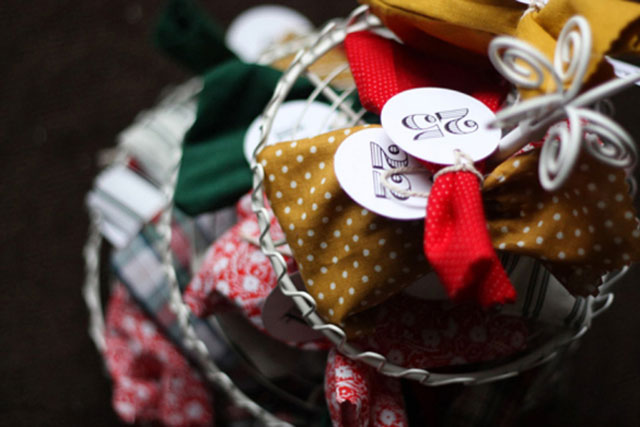 Bolsitas de tela estampada, una por día del calendario, puestas en un mostrador para cupcakes.