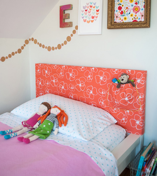 Cabecera de cama infantil con bolsillo en un costado, hecho con tela engrapada.