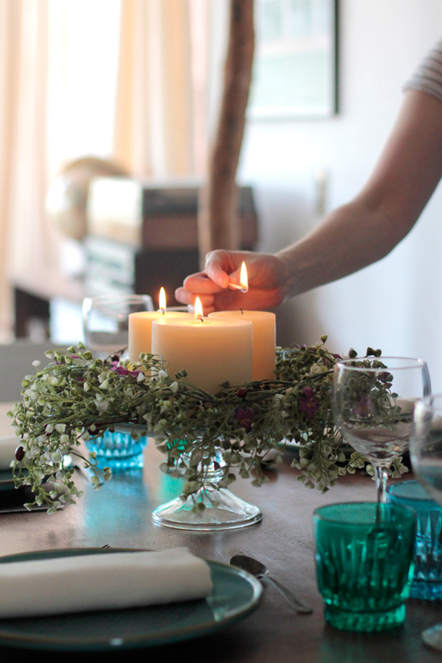 Por último prende las velas y disfruta de una linda cena junto a tus amigos y familia.