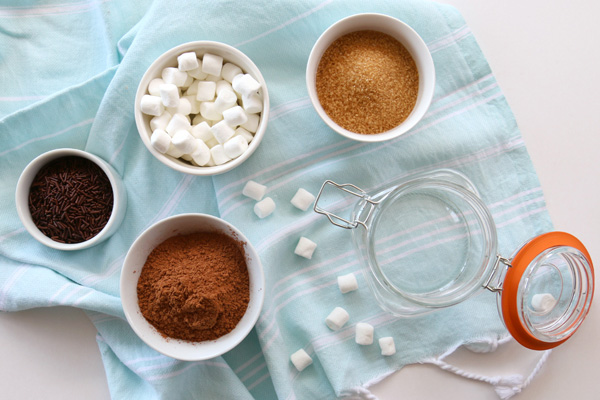 Chocolate en polvo, azúcar rubia, marshmallows y chispas de chocolate.