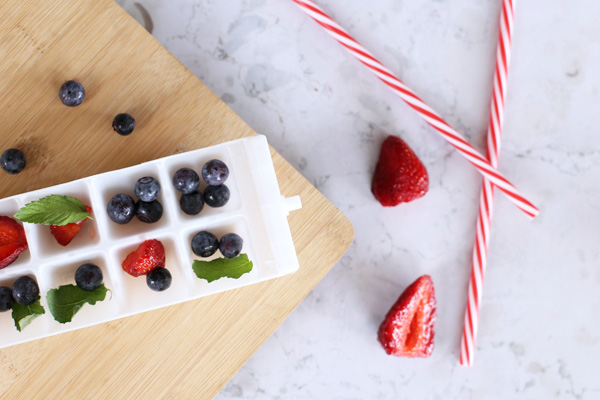 Busca frutas y hojas que puedas cortar del tamaño de cada cubo de tu hielera.