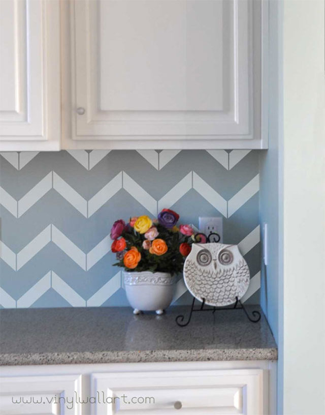 Detalle de muro de cocina con vinilo adhesivo de diseño chevron en colores celeste y blanco.