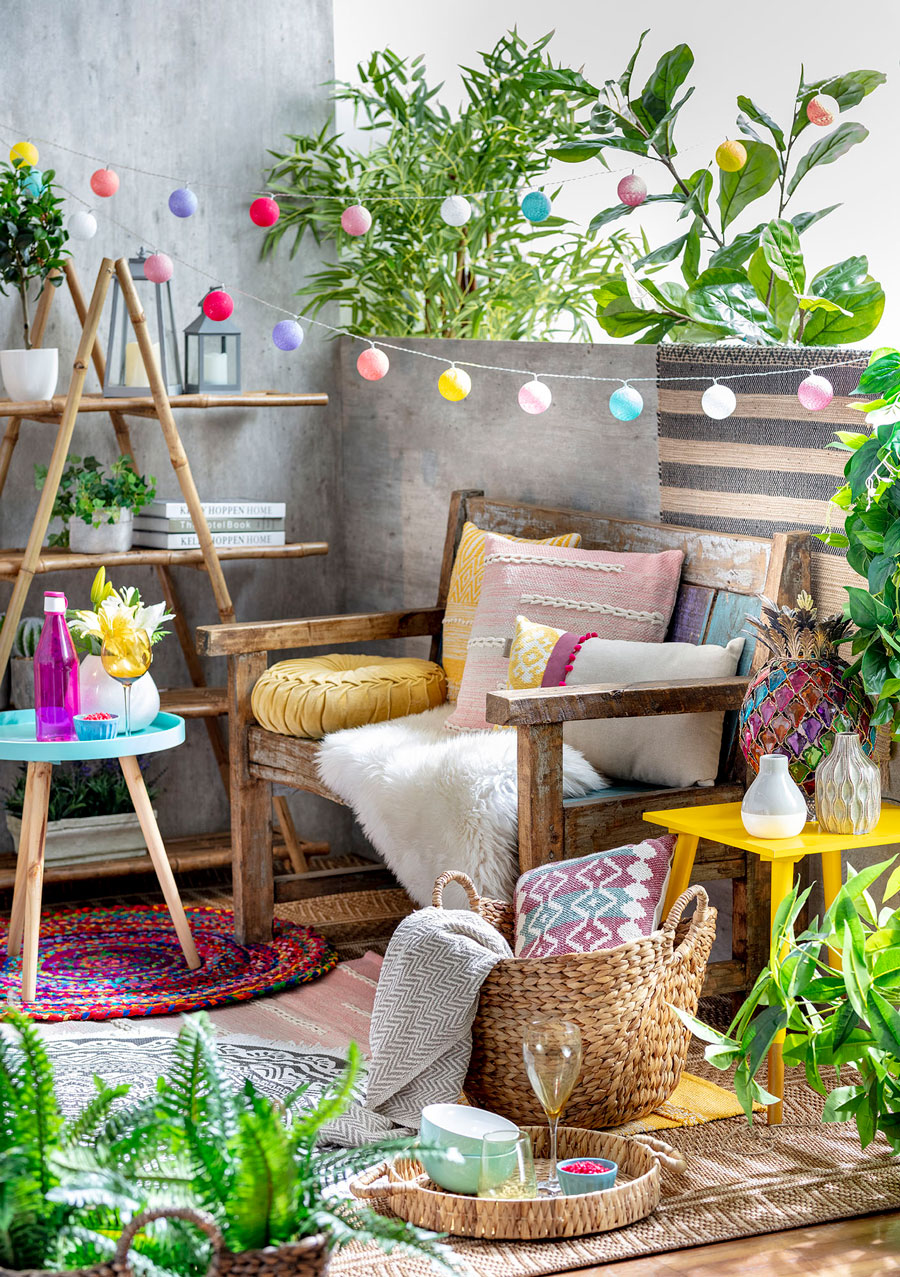 una terraza con apariencia veraniega gracias a plantas, fibras naturales y guirnaldas de luces de colores