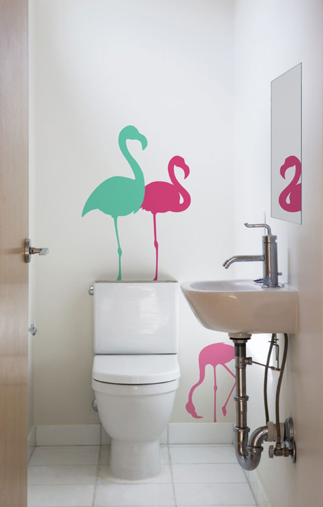 Stickers de flamencos en verde agua y fucsia en el baño sobre el estanque.