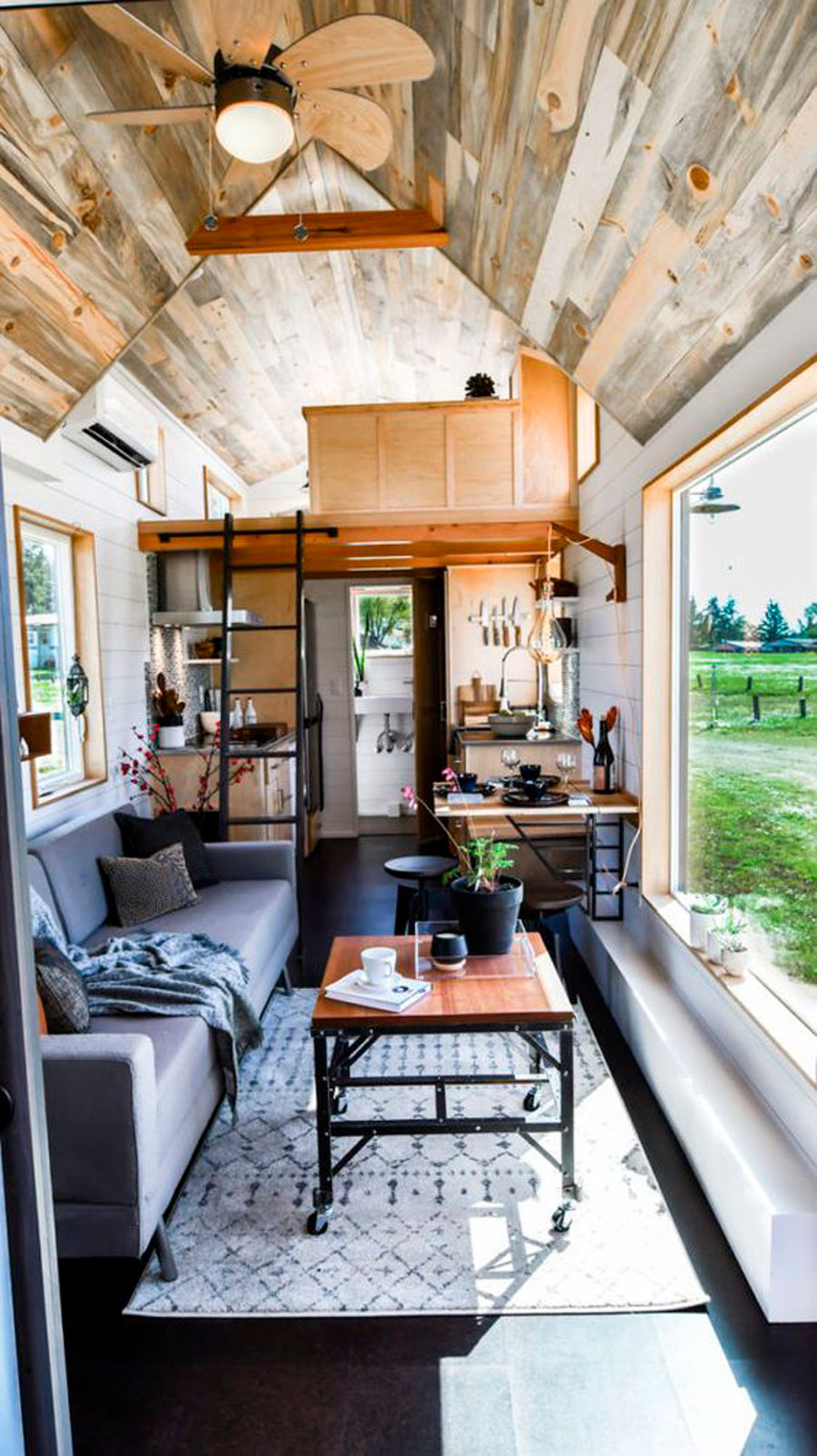 imagen general de tiny house, se puede ver living comedor y encima el dormitorio o cama