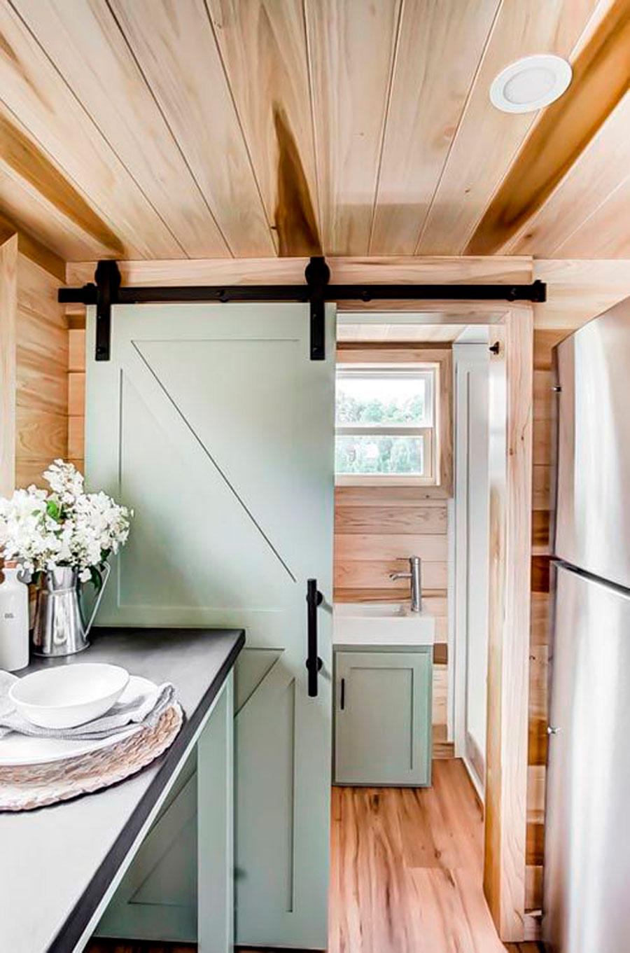 baño con puerta corredera en tiny house