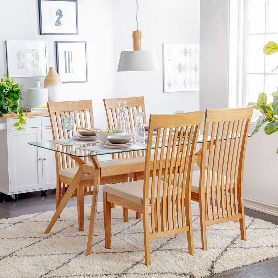 comedor de madera con superficie de vidrio