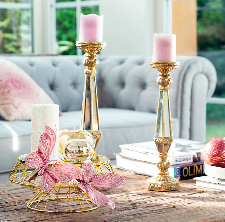 candelabros y adornos dorados, con brillos y espejos para tendencia glam