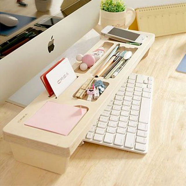 Organizador de madera para poner sobre el teclado, con espacios para poner post-it, lápices, incluso el celular.