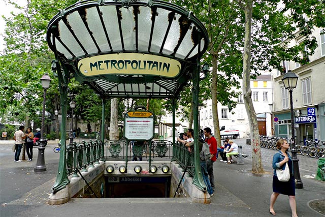 Una estación del Metropolitain, el metro o tren subterraneo de Paris.