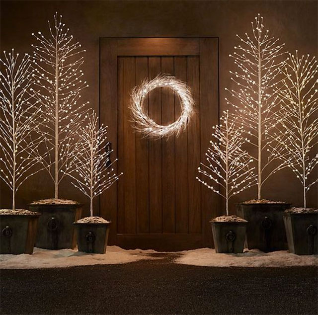 Pinos navideños y corona de Navidad iluminados con LED.