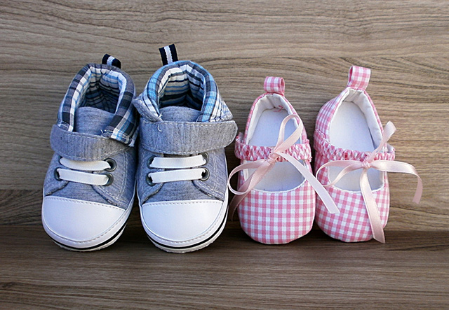 Zapatitos de niño azul y balerinas a cuadritos rosadas para niña.