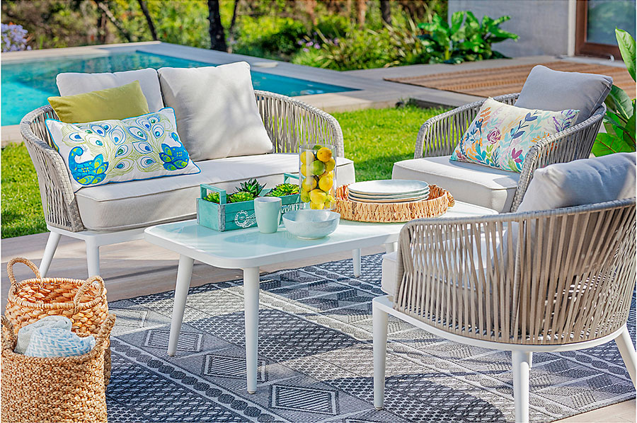 terraza en tonos blancos con celestes, muebles de mimbre o ratán