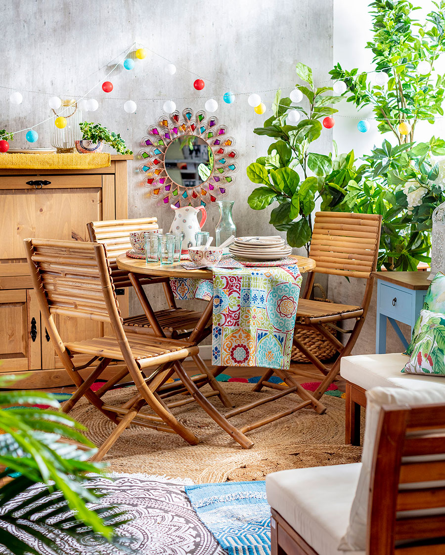 terraza estilo boho con muebles de bambú