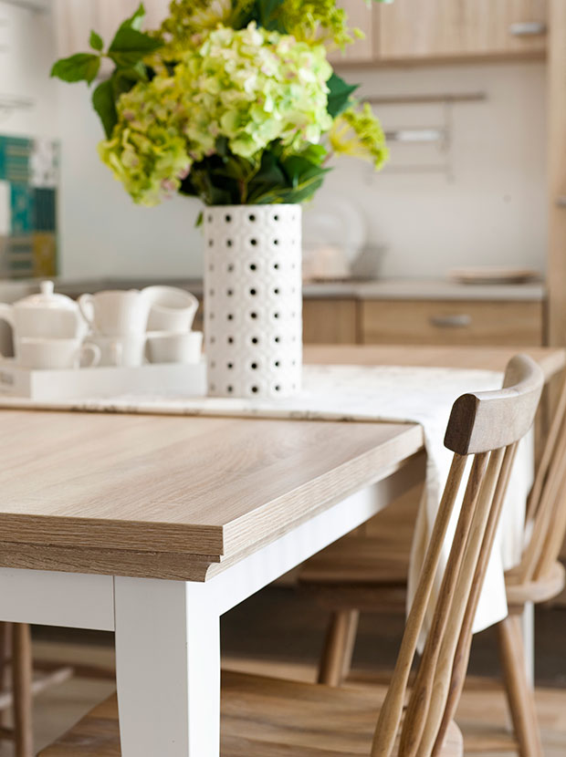 Mesa cubierta de madera natural y patas blancas, sillas Lilla Aland madera Homy