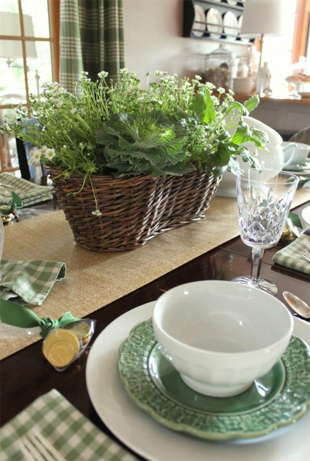 Detalle de mesa decorada en verde y blanco.