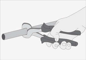 Uso de tijera para PVC para corte de tubos seg�n medidas