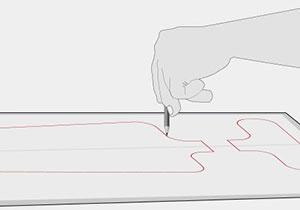 Marcado de l�neas con papel calco en superficie de cart�n para corte