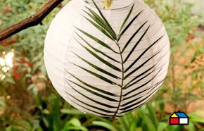 �C�mo decorar una zona del jard�n con baldes y l�mparas de papel?