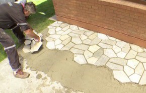 �C�mo revestir un piso exterior con piedra multicolor?