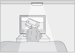 L�mpara de techo con luz suave sobre tv